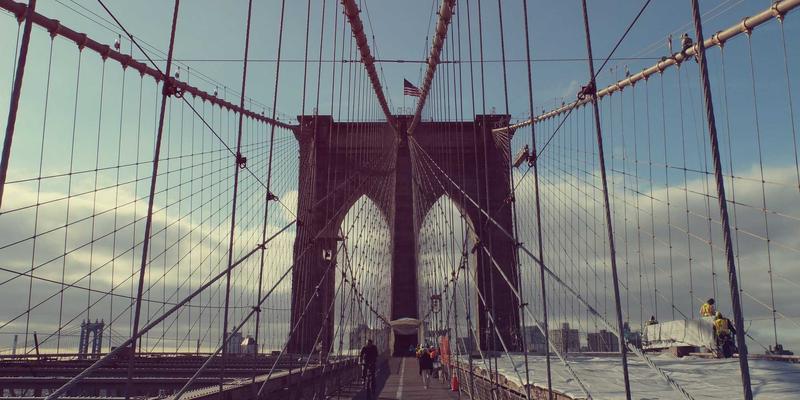 DTC品牌策划：如何通过线上推广与社交媒体营销构建直面消费者的商业护城河